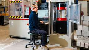 Forschende des KIT prüfen den klimafreundlichen Beton C-SINK hinsichtlich seiner Tragfähigkeit, Dauerhaftigkeit und Sicherheit.