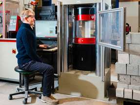 Forschende des KIT prüfen den klimafreundlichen Beton C-SINK hinsichtlich seiner Tragfähigkeit, Dauerhaftigkeit und Sicherheit.