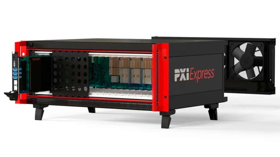 PXIe-Chassis mit geöffnetem Einschub: Plattform für modulare Mess- und Simulationsmodule in Entwicklungs- und Testumgebungen.