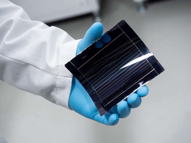 Eine Solarzelle aus Perovskit. Die Dünnschichttechnologie ermöglicht die Herstellung leichter und flexibler Solarzellen. Durch ihrer zweischichtigen Tandem-Konstruktion können sie zudem mehr Licht einfangen als herkömmliche Silizium-Zellen.