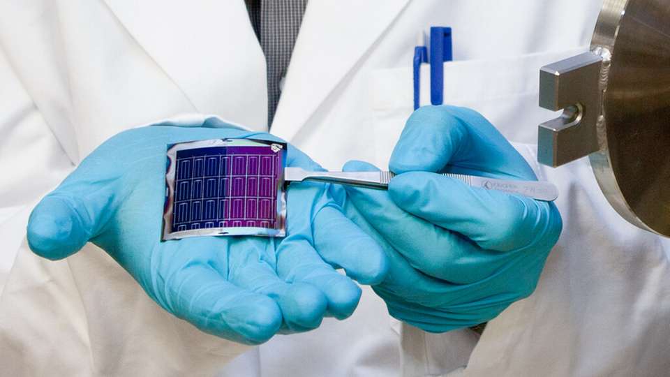 Eine Dünnschicht-Solarzelle aus CIGS. CIGS-Solarzellen haben im Labor wiederholt Effizienzrekorde erzielt, darunter auch an der Empa.