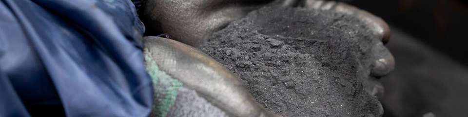 Schwarzmasse aus Altbatterien ist Ausgangsstoff der hydrometallurgischen Aufarbeitung: In der Laugung werden Lithium-, Nickel-, Kobalt- und Manganverbindungen gelöst.