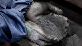 Schwarzmasse aus Altbatterien ist Ausgangsstoff der hydrometallurgischen Aufarbeitung: In der Laugung werden Lithium-, Nickel-, Kobalt- und Manganverbindungen gelöst.