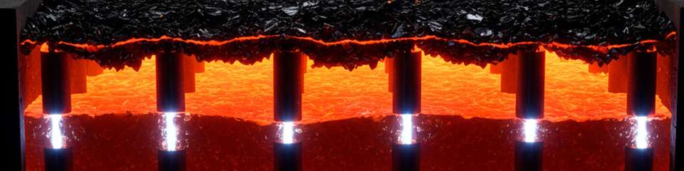 Querschnitt der vollelektrischen Schmelzwanne: Eine kalte Gemengedecke isoliert die Schmelze, während Elektroden die für konstante Braunglas-Qualität nötige Prozesswärme elektrisch einbringen.