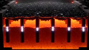 Querschnitt der vollelektrischen Schmelzwanne: Eine kalte Gemengedecke isoliert die Schmelze, während Elektroden die für konstante Braunglas-Qualität nötige Prozesswärme elektrisch einbringen.