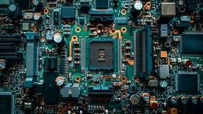 Die globale Chipversorgung hängt laut „The Taiwan Complex“ von wenigen Unternehmen und Knotenpunkten ab: Kritische Produktionsschritte sind hoch konzentriert, während viele Abhängigkeiten europäischer Firmen erst tief in Tier‑2 bis Tier‑4 sichtbar werden.