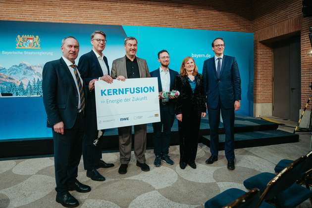 Gruppenfoto der beteiligten Partner Francesco Sciortino, Dr. Markus Krebber, Prof. Dr. Sibylle Günter, Dr. Markus Söder, Markus Blume und Hubert Aiwanger anlässlich der Pressekonferenz zum Projekt „Fusionsdemonstrator Alpha“ und zum Memorandum of Understanding zwischen RWE, Proxima Fusion, dem Max-Planck-Institut für Plasmaphysik und dem Freistaat Bayern.