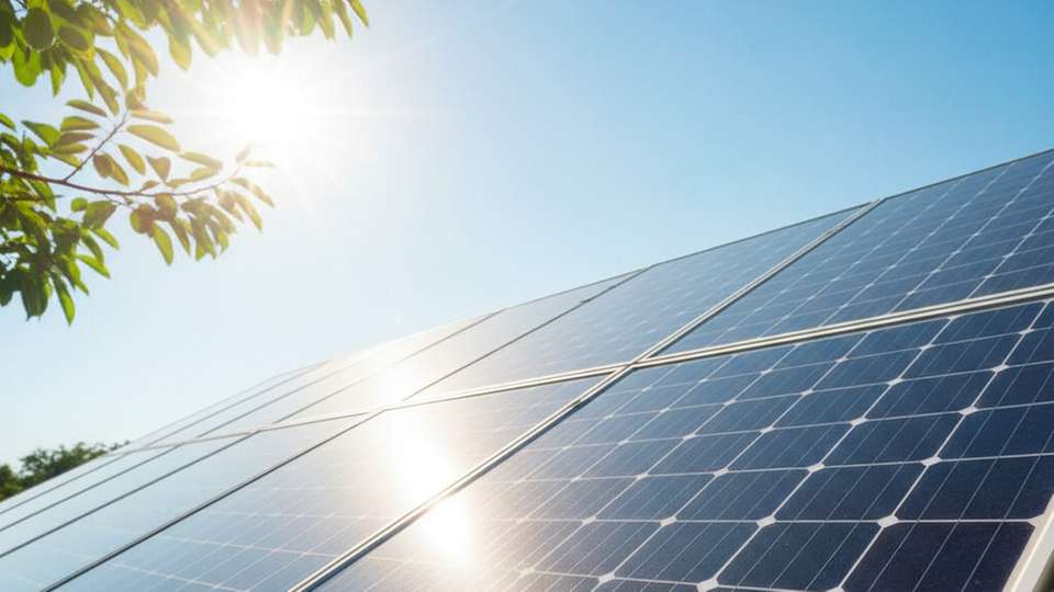 Ein neuer Entwurf des EEG sieht einen Förderstopp für neue private PV-Anlagen sowie eine Direktvermarktungspflicht für Kleinanlagen vor.