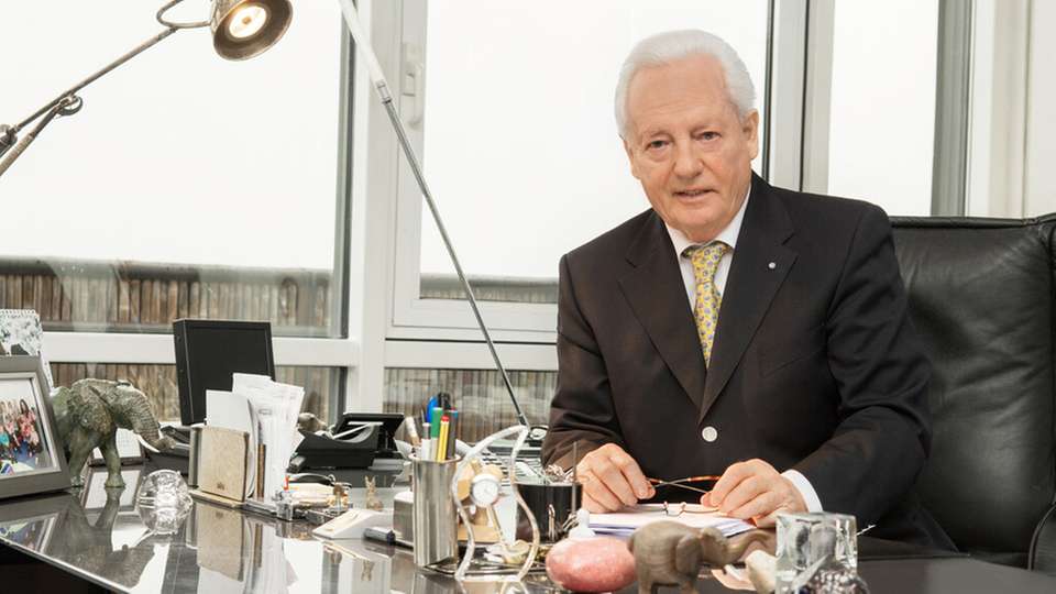 Zum 90. Geburtstag von Klaus Conrad blickt das Unternehmen auf zentrale Meilensteine zurück: frühe EDV-Umstellung, Ausbau der Logistik, Expansion in Europa und Projekte in der Region – von der Sanierung der Burg Wernberg bis zur Stiftungsarbeit.