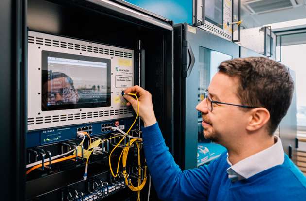 Im Projekt Q‑net‑Q wird die QKD‑Hardware unter realen Bedingungen betrieben.