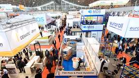 Besucher auf der LogiMAT in der Messe Stuttgart – internationale Fachmesse für Intralogistik und Prozessmanagement.