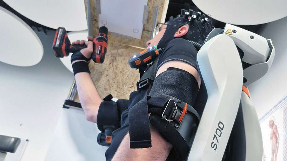 Im Forschungsprojekt CoExo werden reale Überkopf‑Tätigkeiten mit Exoskelett und umfassender Sensorik untersucht, um zu analysieren, wie körperliche Entlastung, Bewegungskoordination und kognitive Anforderungen beim Arbeiten zusammenwirken.