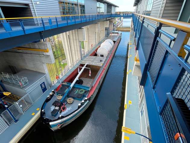 Ein Schwertransport im Trog.