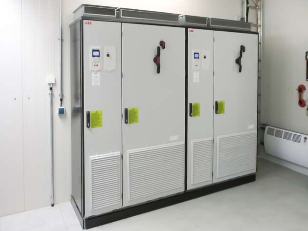 Vier Multidrive-Frequenzumrichtersysteme ACS880 von ABB sorgen für den Gleichlauf der Motoren.