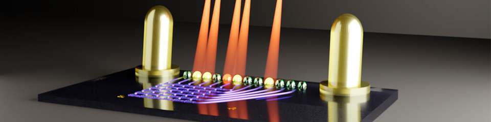 Illustration eines photonischen Chips (blau), der über 3D-gedruckte Koppler (grün) mit einem Glasfaser-Array (schwarz) verbunden ist. Die Ausrichtungsstifte auf der Oberfläche des Chips sorgen dafür, dass die Teile automatisch und präzise ausgerichtet werden, während die Koppler das Licht in den Chip leiten.