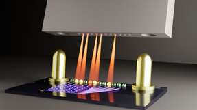 Illustration eines photonischen Chips (blau), der über 3D-gedruckte Koppler (grün) mit einem Glasfaser-Array (schwarz) verbunden ist. Die Ausrichtungsstifte auf der Oberfläche des Chips sorgen dafür, dass die Teile automatisch und präzise ausgerichtet werden, während die Koppler das Licht in den Chip leiten.