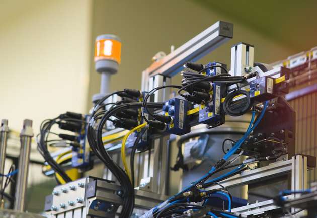Für die Anbindung der IO-Link Ventilinseln für die pneumatischen Bewegungen und den Wendelförderer wurden ASi-5 Module mit integrierten IO-Link Master Ports und selbstkonfigurierende E/A Module von Bihl+Wiedemann verwendet.
