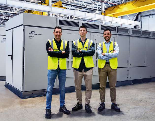 David Dobón, Applications Engineering Manager, Agustin Cano, Team Leader Control Systems und Hector Ortega, Team Leader Software (alle Power Electronics) vor einem Power Block (von links nach rechts)