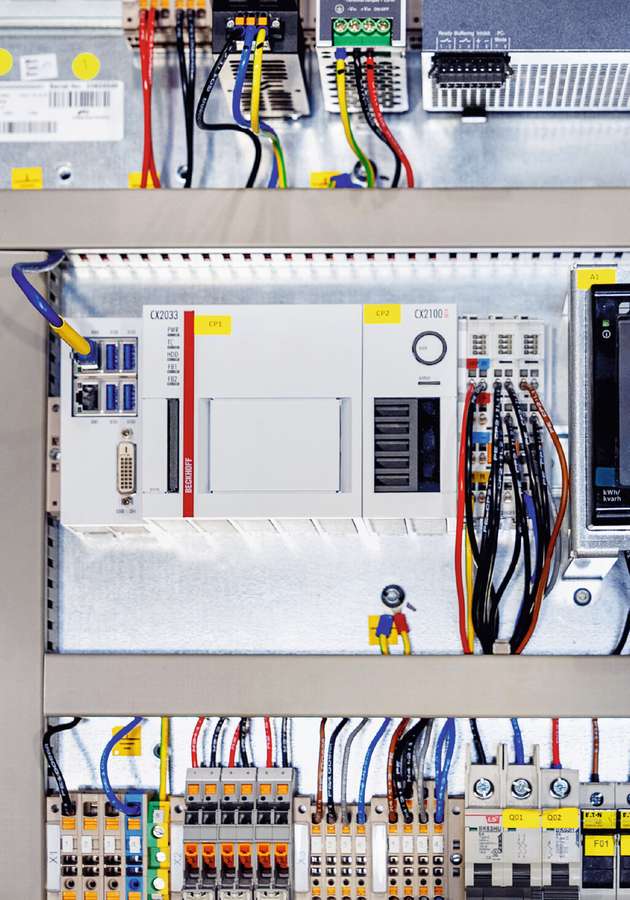 Bei den Power Plant Controllern (PPC) werden Embedded-PCs CX2033 mit AMD-Ryzen-Prozessor eingesetzt sowie über TwinCAT und ADS die einzelnen Power Blocks gesteuert. 