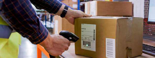 Scanner, Tablets und Handhelds bilden das technologische Rückgrat moderner Lieferketten. Geräteausfälle und Cyberrisiken machen ein effizientes Gerätemanagement daher systemkritisch.