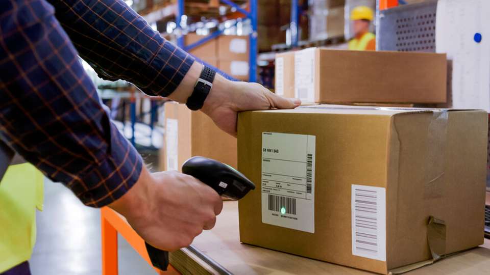 Scanner, Tablets und Handhelds bilden das technologische Rückgrat moderner Lieferketten. Geräteausfälle und Cyberrisiken machen ein effizientes Gerätemanagement daher systemkritisch.