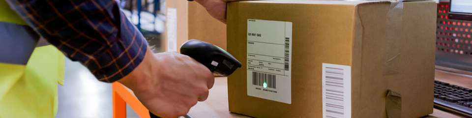 Scanner, Tablets und Handhelds bilden das technologische Rückgrat moderner Lieferketten. Geräteausfälle und Cyberrisiken machen ein effizientes Gerätemanagement daher systemkritisch.