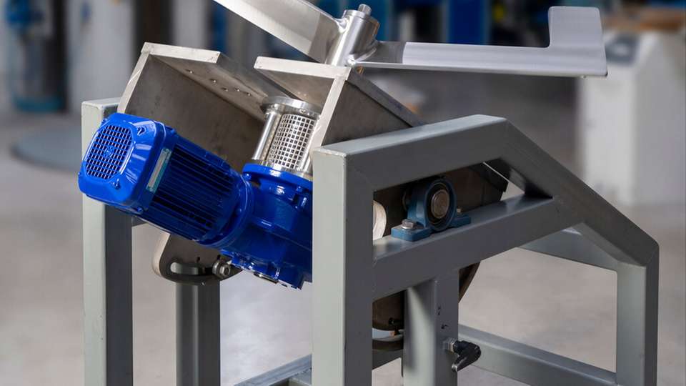 Zum Mischen und Lagern in offenen und sterilen Prozessen bis zu 80.000L Rührvolumen und niedrigviskosen Medien eignen sich Getrieberührwerke mit einem U-Impeller für Bodeneinbau optimal. Sie haben günstige Anschaffungskosten und lassen sich einfach warten und reinigen. 
