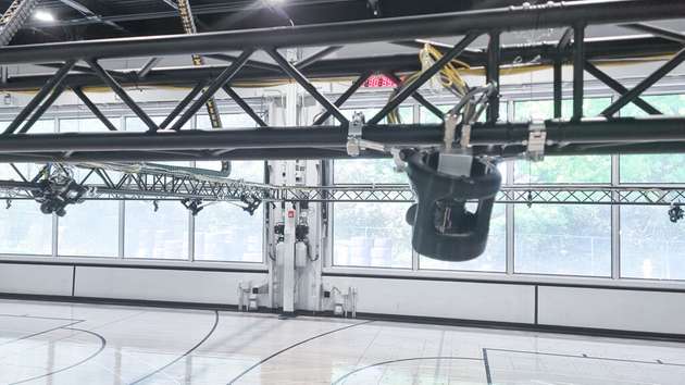 Der wandelbare Boden kann in verschiedene Sportarten umgebaut werden, zum Beispiel in ein Basketballfeld. 48 LXT-Kameras sind im Labor installiert. 