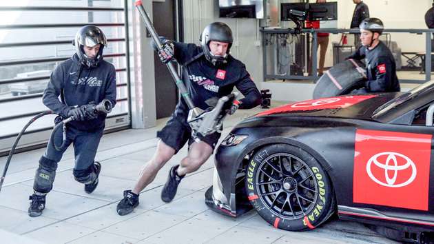 In der Hightech-Anlage von JGHPI bleibt kein Detail unbemerkt. In diesem Fall wird jede Bewegung der Sportler der Boxencrew mit Baumer LXT-Kameras überwacht, jeder Schritt wird von Kraftmessplatten am Boden erfasst.