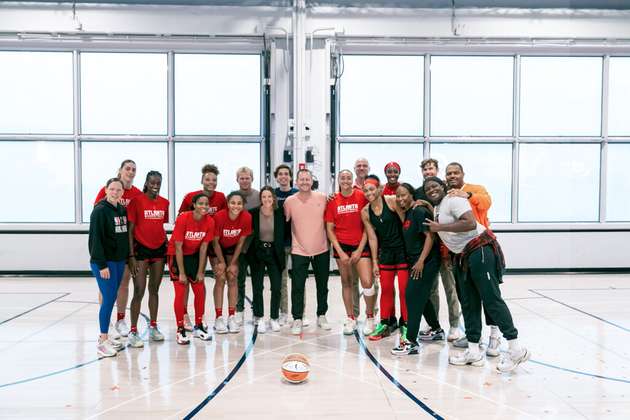 Das JGHPI-Team neben dem WNBA-Team Atlanta Dream, aufgenommen in der Hightech-Anlage in Charlotte. In der Mitte Geschäftsführer Matt Osborn. 