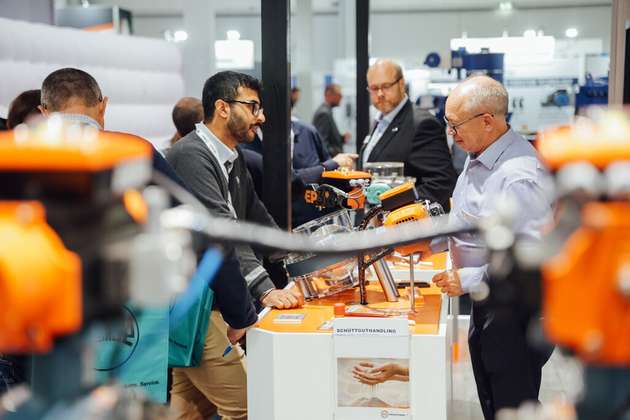 Fachbesuchende informieren sich auf der Solids Dortmund am 18. und 19. März 2026 über Lösungen für Schüttguthandling und mechanische Verfahrenstechnik.