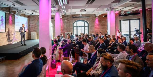 Der INDUSTRY.forward SUMMIT 2026 bündelte die Debatte um die Themen STANDORT.Faktor, ZEITEN.Wende und TECH.Disruption.