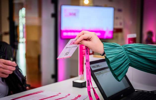 Der 7. INDUSTRY.forward SUMMIT findet am 1. und 2. Juli 2026 statt und steht unter dem Motto „Alles in Bewegung – Zeit für Richtung!“.