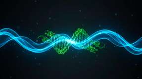 Symbolische Darstellung: Lichtgetriebene Photokatalyse (blau) und enzymatische Biokatalyse (grün) werden in einem hybriden System für nachhaltige und effizientere chemische Prozesse vereint.