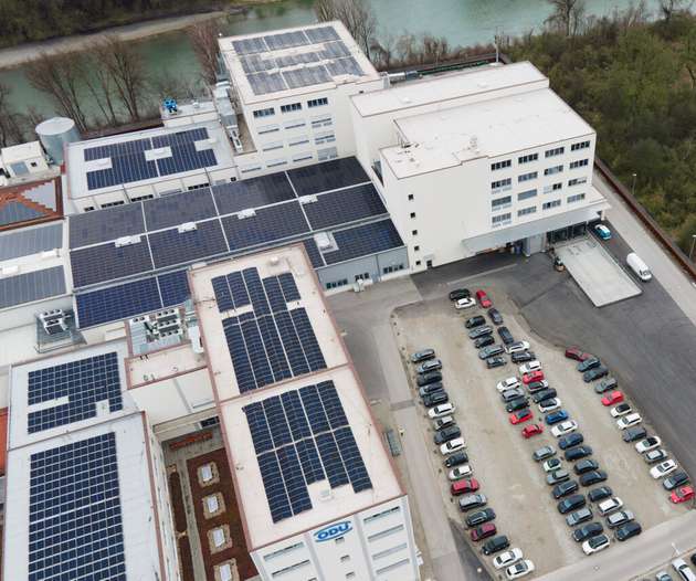 Der Neubau des globalen Logistikzentrums am Standort Mühldorf verbindet mehrere Etagen und kurze Wege zu Lager- und Fertigungsbereichen – mit hohem Automatisierungsgrad für effizientere Prozesse.