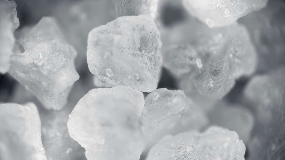 „Sowohl für kleine Reaktoren als auch für Solarthermie erweisen sich Salzschmelzen als vielversprechendes Wärmetransportmedium. In einigen Reaktorentwicklungen kommen sie sogar als kernbrennstofftragendes Medium zum Einsatz“, erläutert Frank Meissner, Leiter Reaktortechnologien bei TÜV Nord EnSys.