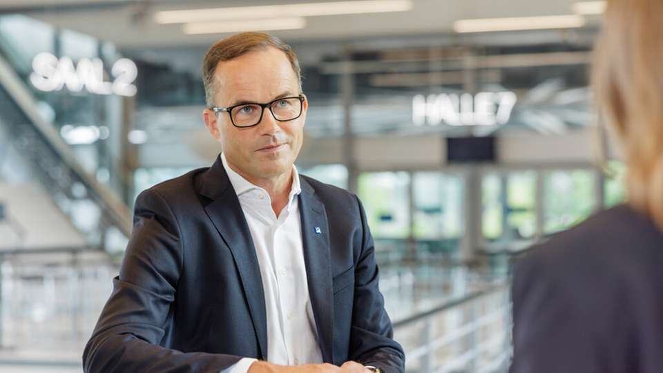 Dr. Jochen Köckler, Vorsitzender des Vorstands der Deutschen Messe AG: „Als weltweit führende Messe für die produzierende Industrie zeigt die Hannover Messe wie Künstliche Intelligenz den Schritt von der Theorie in die industrielle Praxis vollzieht.“