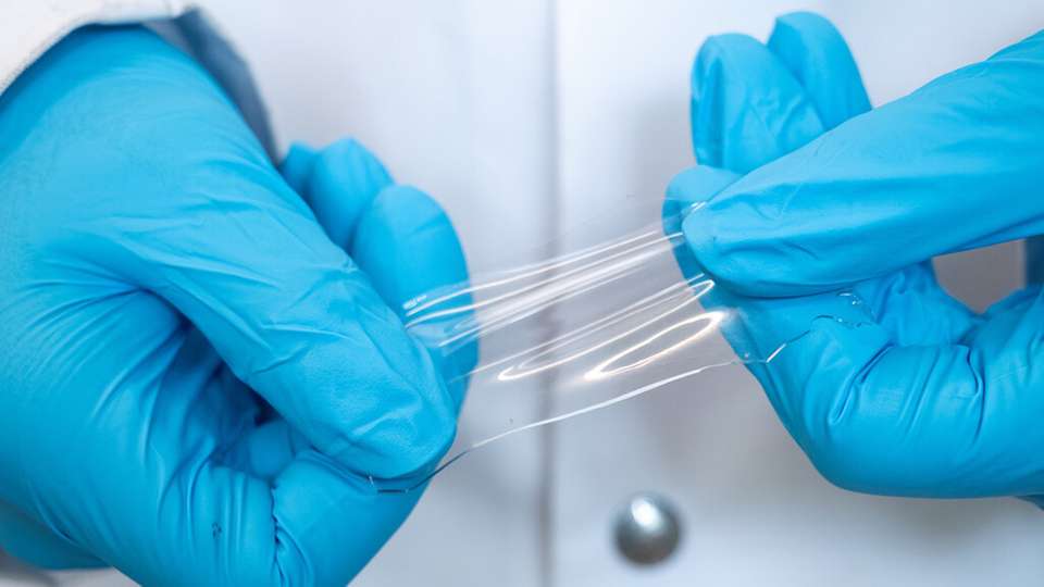 Flexibel: Der feste Elektrolyt auf der Basis von Silikon ist dehnbar und kompensiert dadurch die Hohlräume, die sich beim Laden und Entladen in Feststoffbatterien bilden.