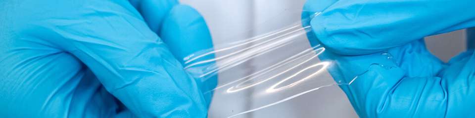 Flexibel: Der feste Elektrolyt auf der Basis von Silikon ist dehnbar und kompensiert dadurch die Hohlräume, die sich beim Laden und Entladen in Feststoffbatterien bilden.