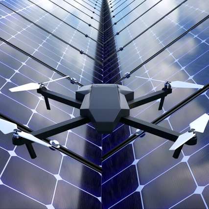 Drohnen patrouillieren über den Solarmodulen, erstellen Detailbilder und bündeln diese zu Orthomosaiken. Mithilfe von KI und Wärmebild-Überlagerung werten sie die Bilder zur Defekterkennung aus.