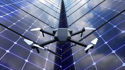 Drohnen patrouillieren über den Solarmodulen, erstellen Detailbilder und bündeln diese zu Orthomosaiken. Mithilfe von KI und Wärmebild-Überlagerung werten sie die Bilder zur Defekterkennung aus.