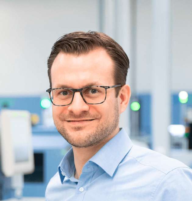 Jan Niestrath, Industry Manager, Autodesk: Wir stehen gerade vor der nächsten Evolutionsstufe von KI. Nach Perception AI, die Muster und Anomalien in Bildern und Sensordaten erkennt, und Generative AI, die Konstrukteuren repetitive Aufgaben abnimmt, kommt nun der Schritt zu Physical AI: Systeme, die nicht nur analysieren und planen, sondern in der physischen Fabrik mitwirken. Dafür brauchen wir präzise Weltmodelle, die Raum, Physik, Regeln und Kontext verstehen. Digitale Zwillinge wie der des Autodesk Technology Centers in Birmingham werden so von Visualisierungstools zu Trainingsumgebungen für KI in der Produktion. Autodesk liefert dafür die Basis aus Geometrie, Simulation und operativem Kontext. Das ist keine Science-Fiction, sondern der nächste Produktivitäts- und Margenhebel für die Industrie