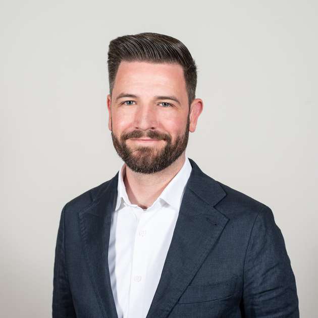 Hendrik Kahmann, Head of Innovation bei Axians Deutschland: KI entwickelt sich aktuell vom Effizienztreiber zum strategischen Wettbewerbsfaktor. Unternehmen setzen zunehmend auf domänenspezifische Modelle, automatisierte Multi-Agenten-Systeme und geschützte und abgeschlossene KI-Plattformen, die direkt in Kernprozesse eingreifen. Gleichzeitig zwingt der EU AI Act zu klarer Governance: Transparenz, Dokumentation, Risikomanagement und AI-Kompetenz werden verbindlich. Wer früh in ein AI-Organisationsprogramm investiert, das Produktivität, Kundenerlebnisse und Compliance bündelt, baut technologische Souveränität auf – und verschafft sich einen Vorsprung in Automatisierung, Qualität und Skalierbarkeit.
Halle 14, Stand J28