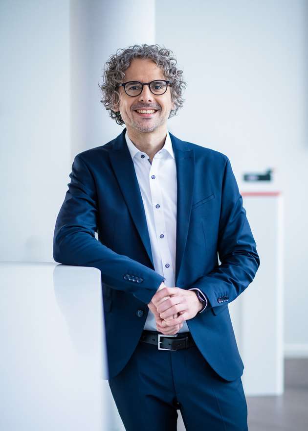 Dr. Fabian Bause, Produktmanager TwinCAT, Beckhoff Automation: Physical AI markiert einen echten Paradigmenwechsel in der Industrie. Durch die direkte Kopplung von KI mit deterministischer Steuerung arbeiten Maschinen nicht mehr nur statische Befehle ab, sondern reagieren autonom und kontextbezogen auf Anforderungen. Genau dieses Szenario skaliert Beckhoff auf der Hannover Messe. Im Fokus steht unser Industrieroboter ATRO. Über den TwinCAT CoAgent for Operations wird er einfach per Sprachbefehl gesteuert. Basierend auf dem Model Context Protocol (MCP) agiert die Steuerung dabei als intelligenter Agent: Sie übersetzt Sprache in Maschinenbefehle, plant Bewegungen und Abläufe und führt Diagnosen durch. Wie gut das funktioniert, zeigen wir spielerisch: Besuchen Sie Beckhoff und fordern Sie ATRO zu einer Partie Schach heraus!
Halle 27, Stand G56
