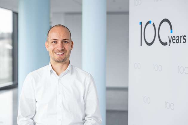 Marc Schmid, Produktmanager Digital Business, Festo: Digitalisierung auf dem Shopfloor – ein kleines Wort mit großer Wirkung. In unserer Festo Technologiefabrik Scharnhausen bei Esslingen haben wir schon viele KI-Lösungen umgesetzt, von denen Anwender und Kunden auch in ihren Werken profitieren können – egal ob in der Instandhaltung, in der vorausschauenden Wartung oder in punkto Energieeffizienz. Bevor Kunden digitale KI-Lösungen von Festo einsetzen können, zeigen diese in unserer Technologiefabrik, was in ihnen steckt. So setzen wir den digitalen Wartungsmanager Smartenance oder die Lösungen von Festo AX Industrial Intelligence für Predictive Maintenance und Predictive Energy schon viele Jahre erfolgreich ein und sparen damit Zeit, Geld und Energie
Halle 13, Stand C17