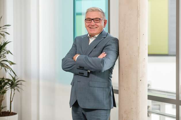 Stipo Nad, Head of Sales and Customer Management, Production Excellence, Inform: Industrial AI entfaltet ihren größten Effekt, wenn sie aus statischen Plänen verlässliche Entscheidungen macht. Auf der Hannover Messe 2026 zeigen wir mit dem KI-gestützten APS-System FELIOS, wie sich Produktionsplanung durchgängig End-to-end abbilden lässt. Die Software führt relevante Planungsdaten aus bestehenden ERP-Systemen zusammen, übersetzt sie in realistische Termin- und Kapazitätspläne und steuert bei Änderungen dynamisch nach. Das neue KI-Modul FELIOS AI SupplyTimePrediction prognostiziert zudem Wiederbeschaffungszeiten für Zukaufteile datenbasiert aus historischen Bestell und Lieferdaten. So lassen sich Schätzfehler um bis zu 42 Prozent reduzieren, Abweichungen früher erkennen und unnötige Puffer sowie Bestände vermeiden.
Halle 15, Stand G60