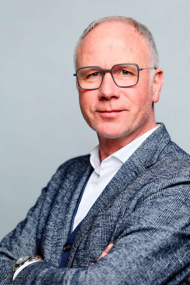Jürgen Schön, Head of Manufacturing Industry EMEA, ServiceNow: Nach den AI Agents gehen wir mit der ServiceNow Autonomous Workforce den nächsten Schritt hin zu durchgängig orchestrierten, autonom gesteuerten Prozessen über System- und Bereichsgrenzen hinweg. KI-basierte Spezialisten bearbeiten Störungs-, Service- und Instandhaltungsabläufe in IT und OT Ende-zu-Ende – regelbasiert und integriert in bestehende Workflows. Die ServiceNow AI Experience schafft zudem einen dialogbasierten Zugang zu Daten und Prozessen über Shopfloor, Maintenance und Engineering hinweg und verbindet die Analyse direkt mit der Ausführung. Das führt zu weniger Abstimmungsaufwand und klar nachvollziehbaren Entscheidungen im laufenden Betrieb. So entsteht eine belastbare Grundlage, um Industrial AI skalierbar und verantwortungsvoll im Produktionsumfeld zu verankern.
Halle 15, Stand D72