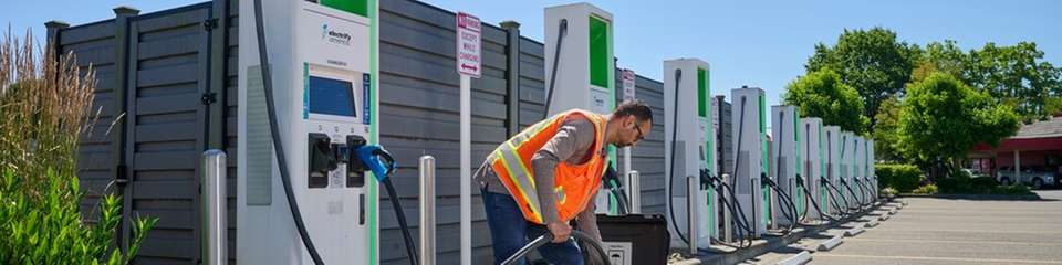 Der FEV500 simuliert virtuell ein Elektrofahrzeug für schnell umfassende Sicherheits- und Funktionsprüfungen vor Ort.