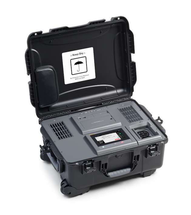 Für Außendiensttechniker, die ständig unterwegs sind, bietet der FEV500 ein tragbares, robustes Chassis mit Rollen für den mühelosen Transport zwischen Depots und Ladestellen sowie einen Akku, der für die einfache Beförderung im Flugzeug herausgenommen werden kann.