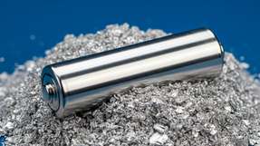 Natrium wird seit langem als potenzieller Ersatz für Lithium gehandelt: Als allgegenwärtiges Element, das in Meerwasser, Salz und sogar im Blut vorkommt, ist Natrium billig und leicht zu beschaffen. 